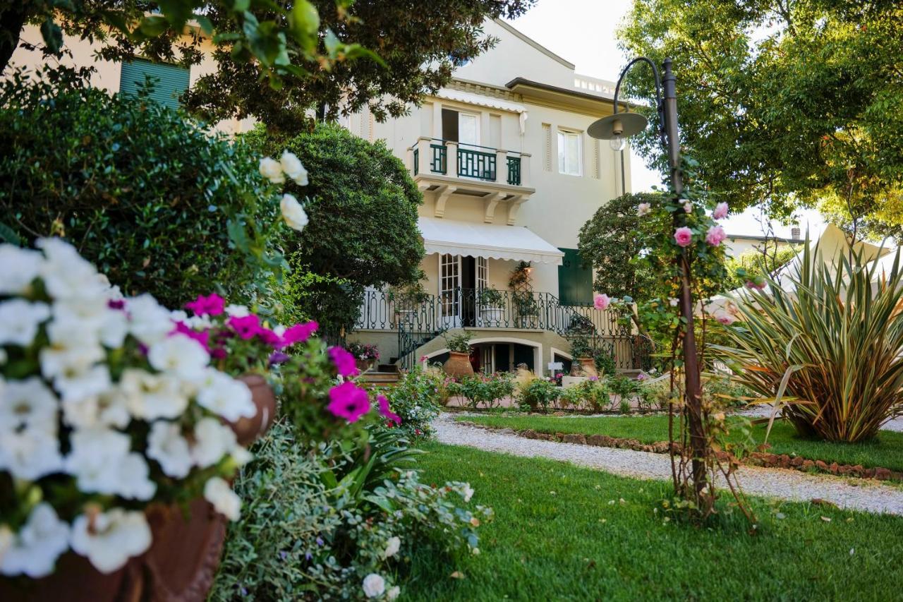 Hotel Club I Pini - Residenza D'Epoca In Versilia ลิโด ดิ กามาโยเร ภายนอก รูปภาพ