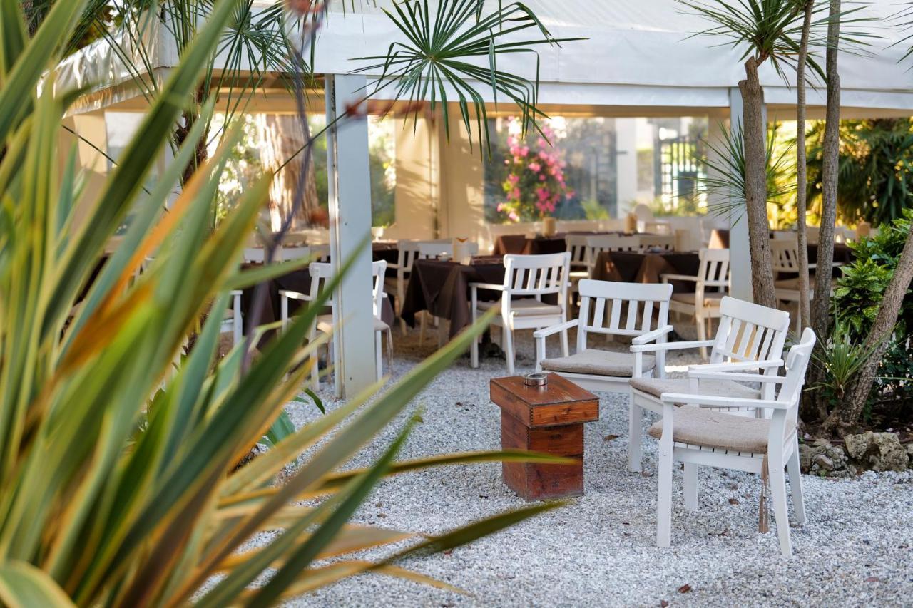Hotel Club I Pini - Residenza D'Epoca In Versilia ลิโด ดิ กามาโยเร ภายนอก รูปภาพ