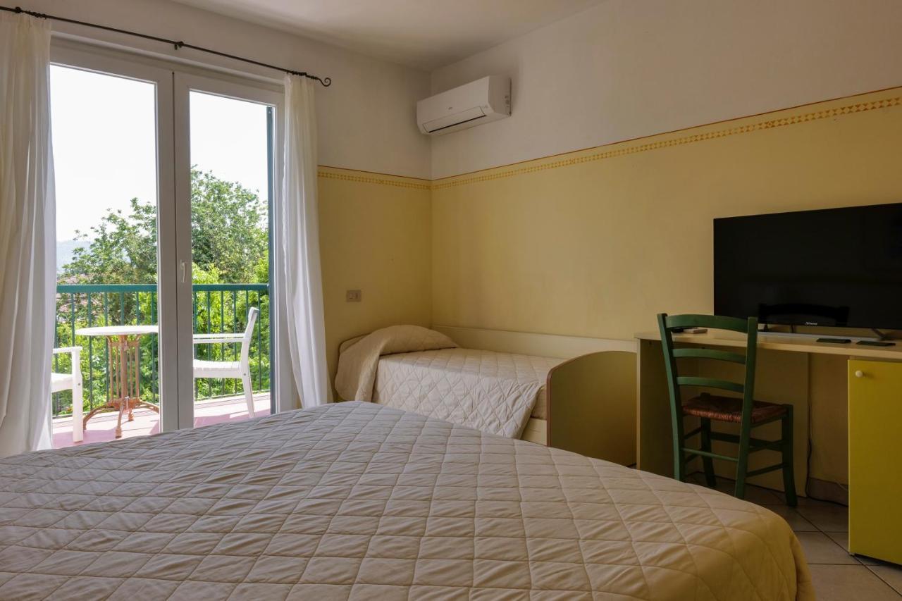 Hotel Club I Pini - Residenza D'Epoca In Versilia ลิโด ดิ กามาโยเร ภายนอก รูปภาพ