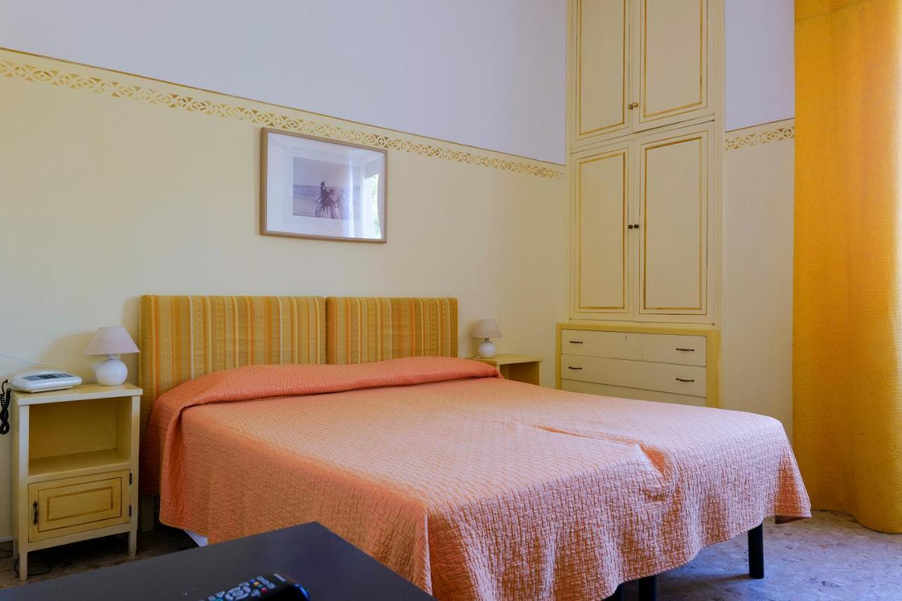 Hotel Club I Pini - Residenza D'Epoca In Versilia ลิโด ดิ กามาโยเร ภายนอก รูปภาพ