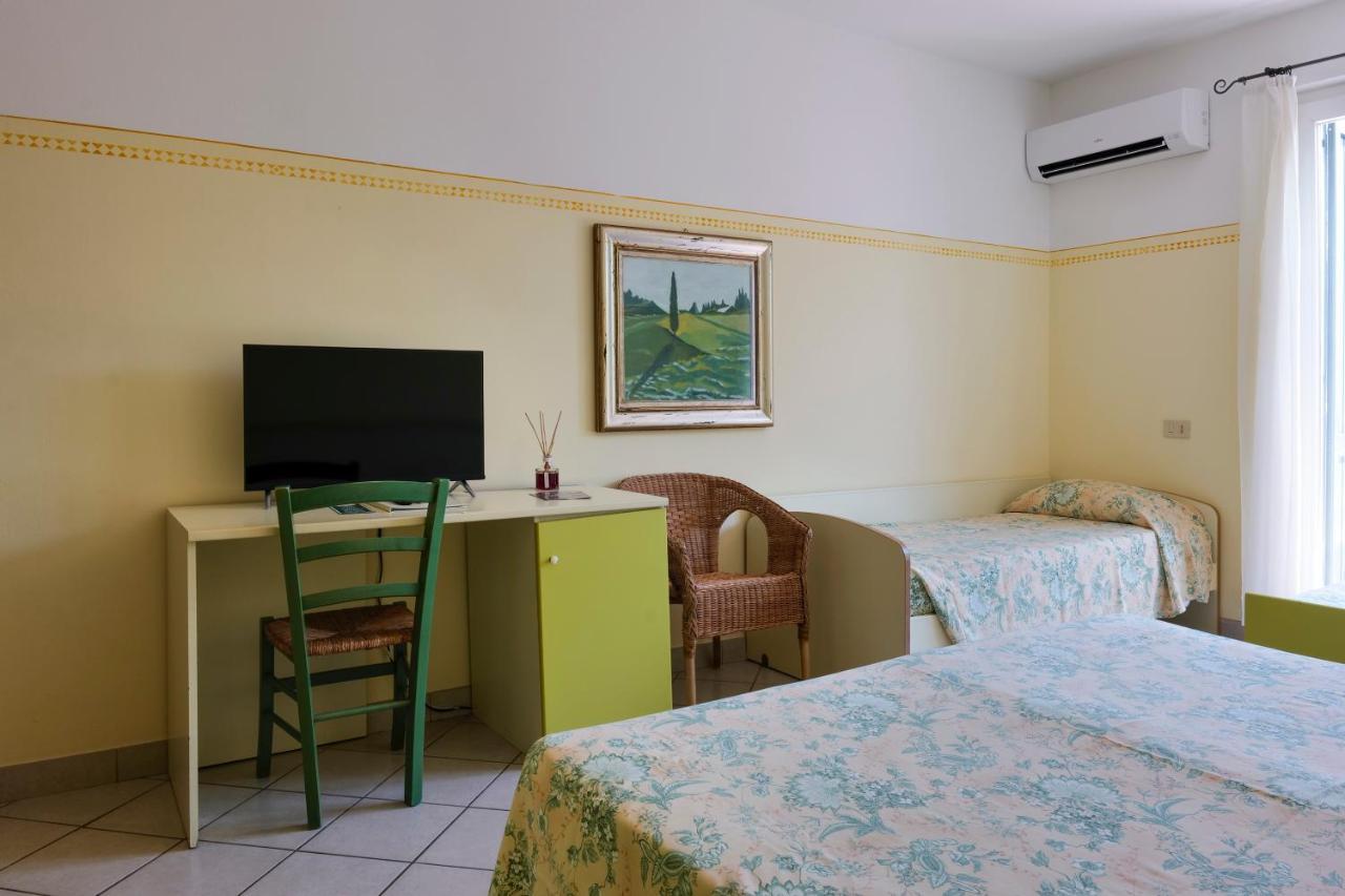 Hotel Club I Pini - Residenza D'Epoca In Versilia ลิโด ดิ กามาโยเร ภายนอก รูปภาพ