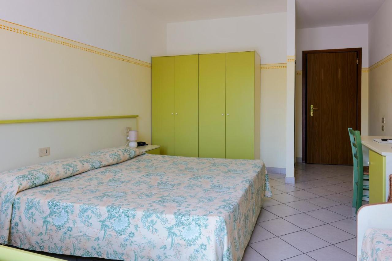 Hotel Club I Pini - Residenza D'Epoca In Versilia ลิโด ดิ กามาโยเร ภายนอก รูปภาพ